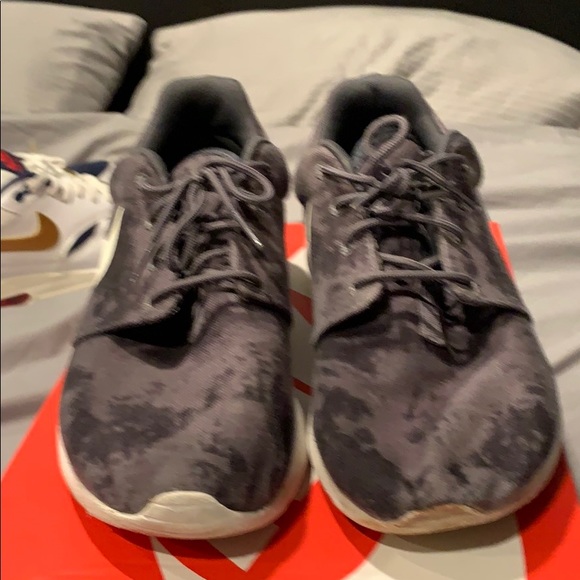 Nike roshe run size 10.5 - Picture 2 of 6